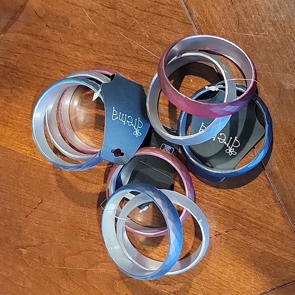 (J20) 9 plastic braclets